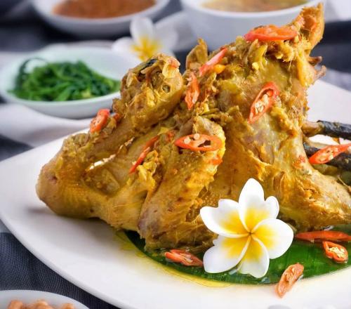 Ayam Betutu: Makanan Khas Bali dan 4 Tempat Terbaik untuk Mencobanya